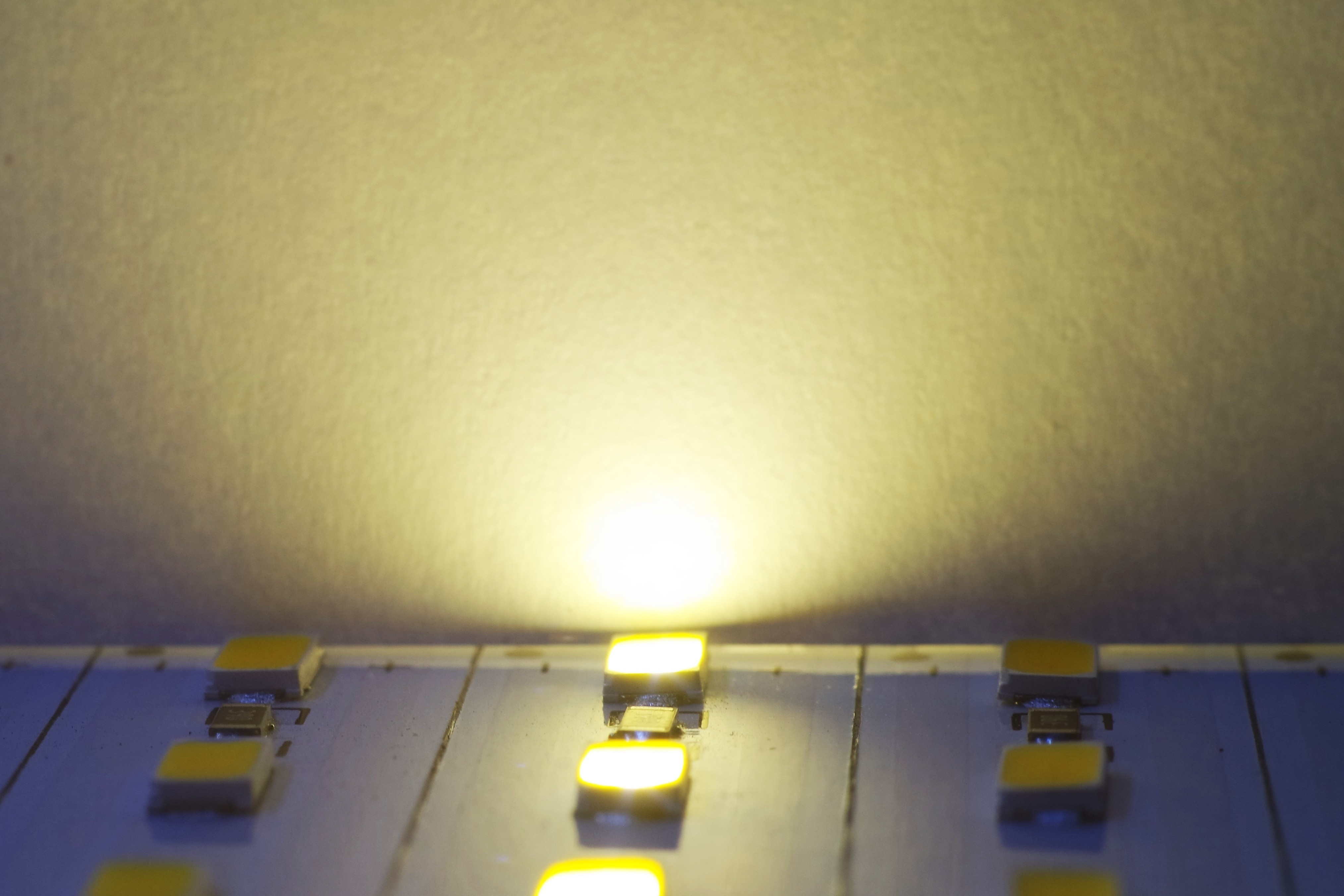 Taśma LED 5630 biała ciepła 72D/m sztywna, aluminiowa, na podkładzie aluminiowym, 2200l